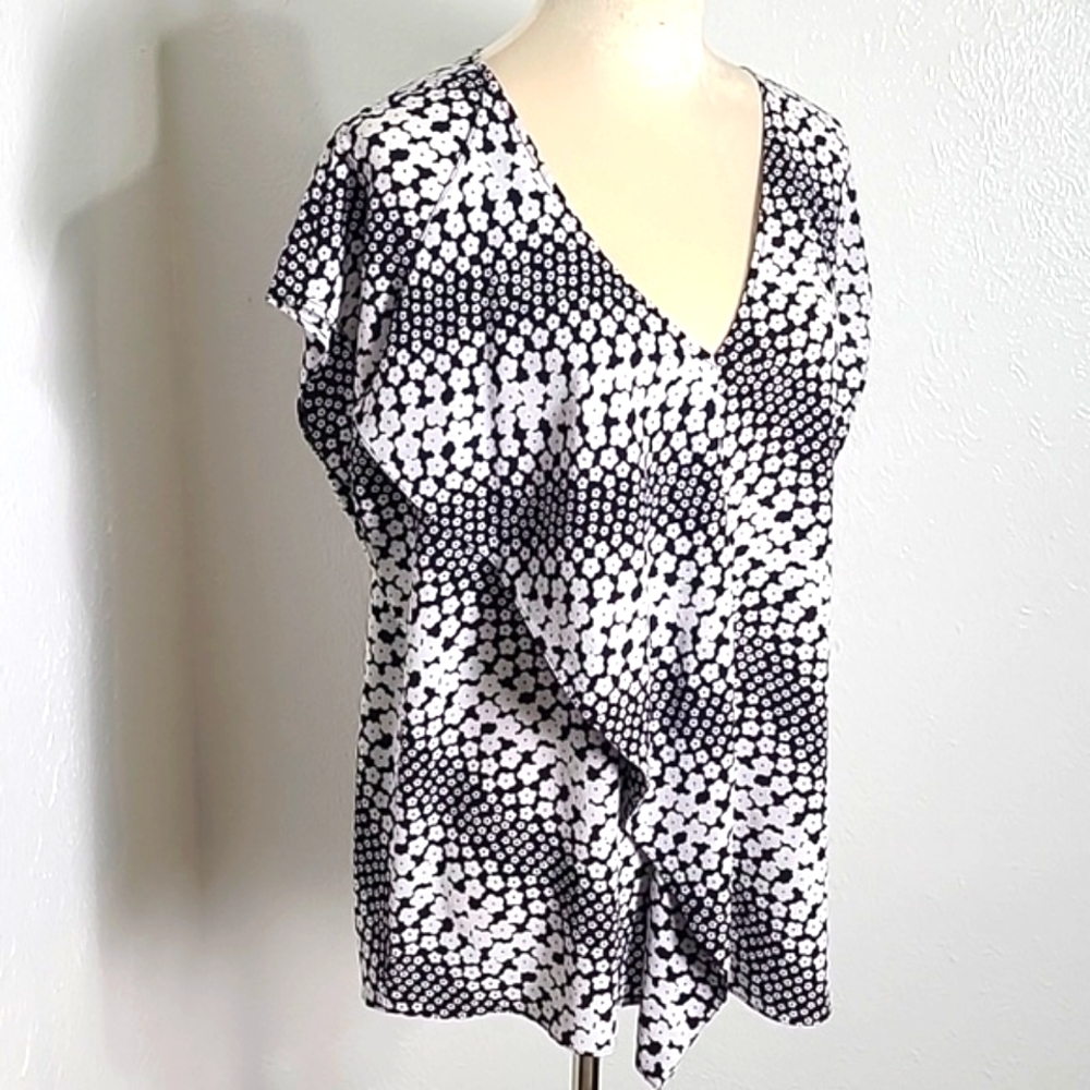 Michael Kors Black & White Floral Sleeveless Blouse, Front Curved Flap, Sz Large - Picture 2 of 10